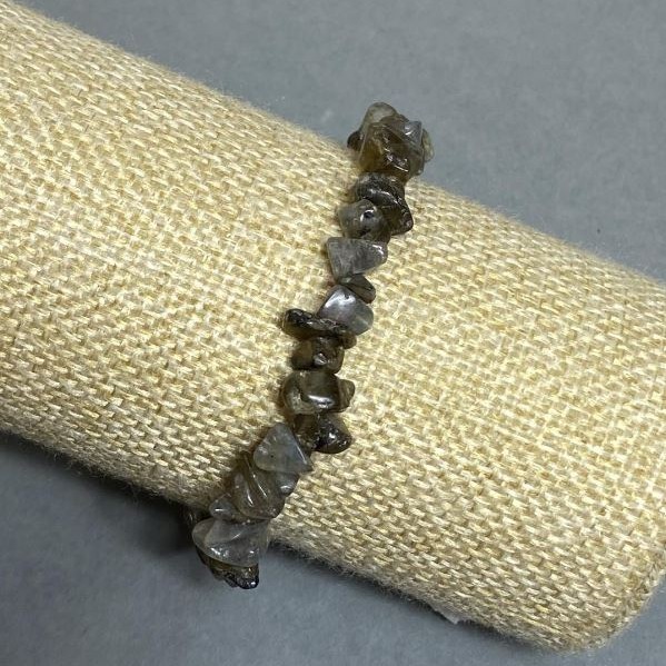 Brățară cu fragmente de labradorit, diametru 6–9×1–6 mm, lungime 18 cm, pe bază elastică