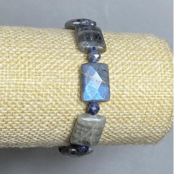 Brățară din labradorit cu irizație, lanț facetat 16×12 mm ±; safir facetat sub formă de bilă, diametru 5,5 mm ±; lungime 18 cm, elastic