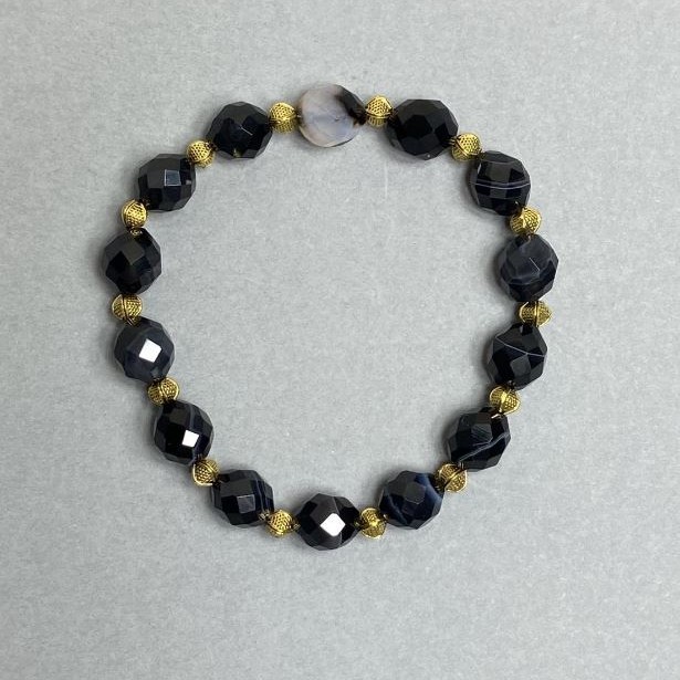 Brățară din agat, mărgele tăiate 10x8 mm, cu inserții metalice, lungime 18 cm, elastică
