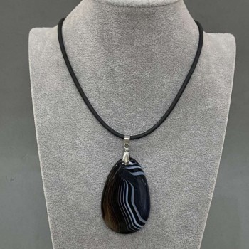 Pandantiv din agat 57×40 mm +/- (mărime asortată) pe șnur de cauciuc, lungime 60 cm, plus lanț extensibil de 5 cm