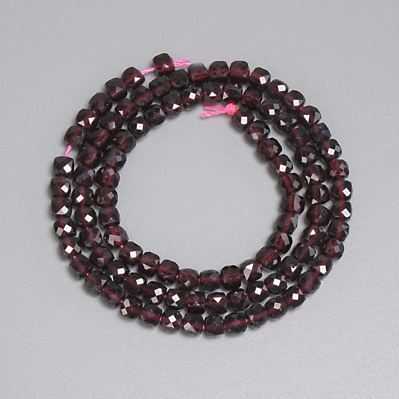 Mărgele din granat, fațetate în cuburi, 4×4 mm, lungime aproximativă 39 cm, pe șnur