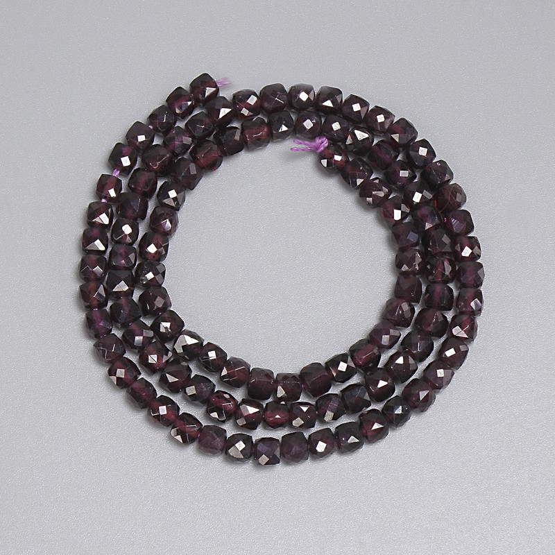 Mărgele de granat tăiate cuburi 4×4 mm, lungime aproximativă 39 cm, pe șnur