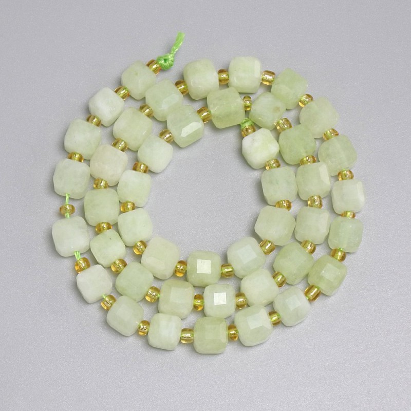 Mărgele din crizolit (olivin), cuburi tăiate 6x6 mm +-, mărgele de 3 mm +-, lungime 37 cm +- pe fir