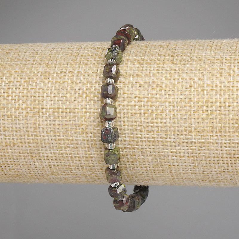 Brățară din jasper «Sângele Dragonului» cu cuburi tăiate, diametrul 5 mm ±, mărgele 3 mm ±, lungime 18 cm ±, pe bază elastică