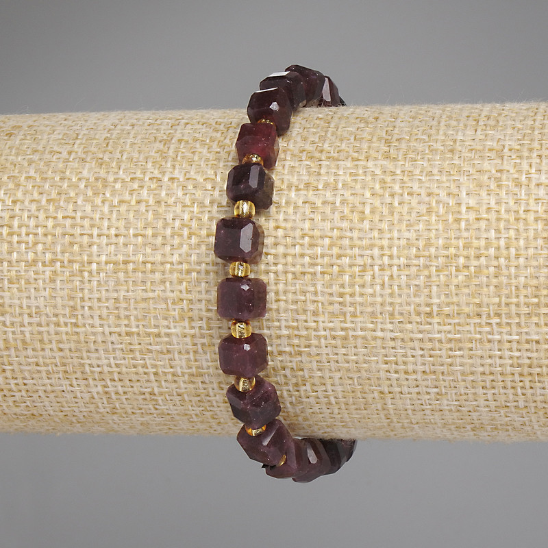 Brățară din turmalin cu cuburi facetate, diametrul 6x6 mm, mărgele de 3 mm, lungime 18 cm, pe elastic