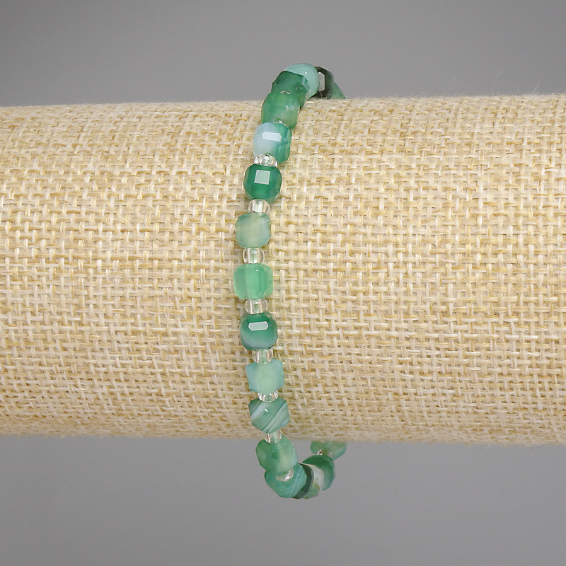 Brățară din agat tăiat cub, diametru 5×5 mm ±, mărgele de 3 mm ±, lungime 18 cm ±, pe elastic
