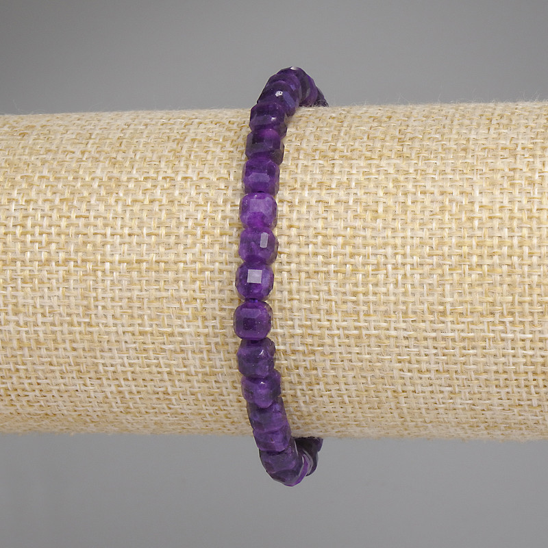 Brățară din sugilit cu cuburi fațetate, diametrul 5 mm, dimensiuni 5x5 mm, lungime 18 cm, +/- elastic