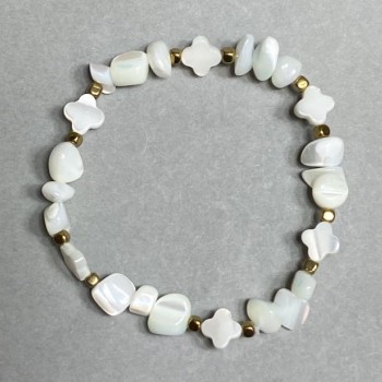 Brățară din sidef, fațetată 89-, 5×3–5 mm + cruce 8 mm +- hematit cub 3 mm +-, lungime 18 cm, elastică