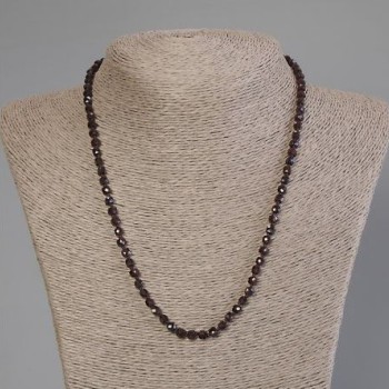 Colier granat facetat în formă de cub, diametrul 4×4 mm, lungime 45 cm, cu închizătoare