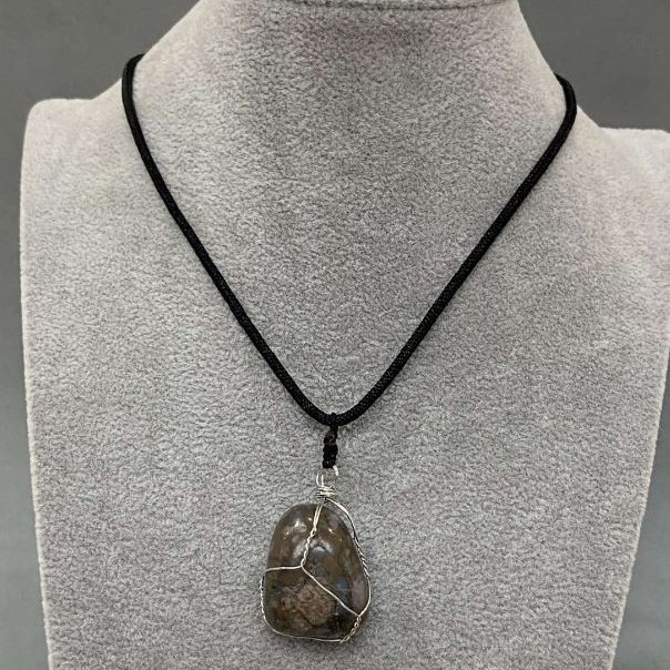 Pandantiv din jasper natural în înfășurare argintie, diametrul 35×20 mm ±, pe șnur, diametrul 2,5 mm ±, lungimea 50 cm+