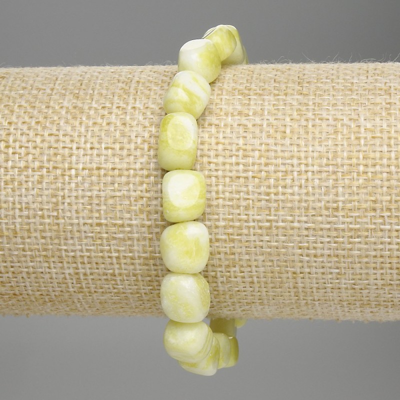 Brățară din jadit cu mărgele tăiate la fațete, diametrul de 9–10×8 mm, lungimea 18 cm, cu bandă elastică