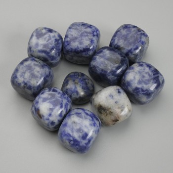 Sodalit, piatră naturală – bucăți tăiate natural, prelucrate, fără gaură, 17–20×17–18 mm ± (la 100 g ±)