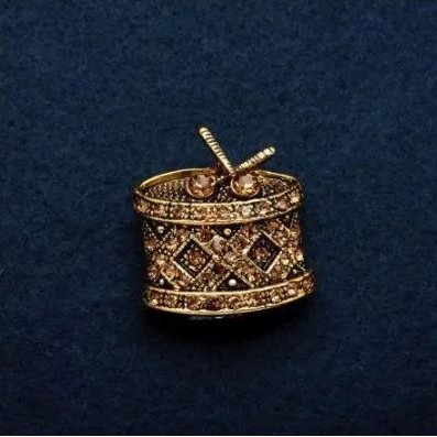 Broșă «Tamburină» în culoare metalică „aur antic” cu strasuri, 2,5 × 2,5 cm
