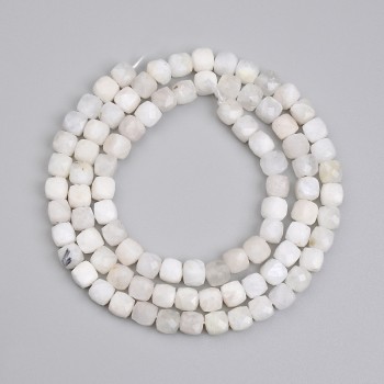 Mărgele din adular, cuburi fațetate 4x4 mm +/- lungime 38 cm, pe șnur