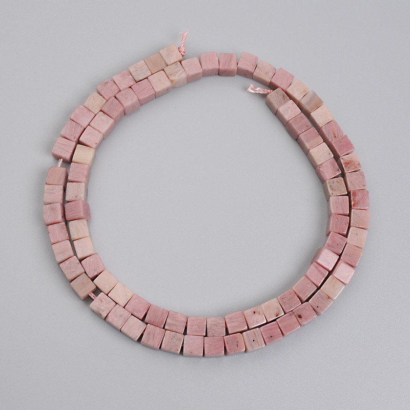 Mărgele de rodonit cubice, diametrul 4,5×4,5 mm, pe șnur, lungime 38 cm+