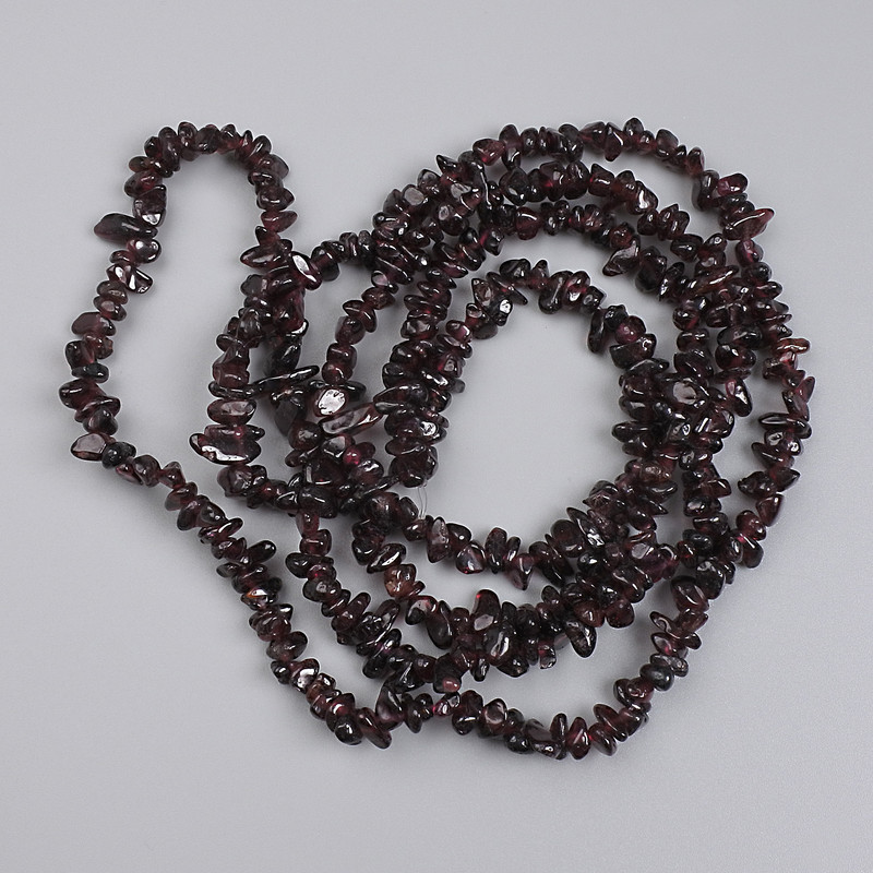 Mărgele de granat zdrobit, diametru 4-6×2-3 mm, lungime 78 cm, pe fir