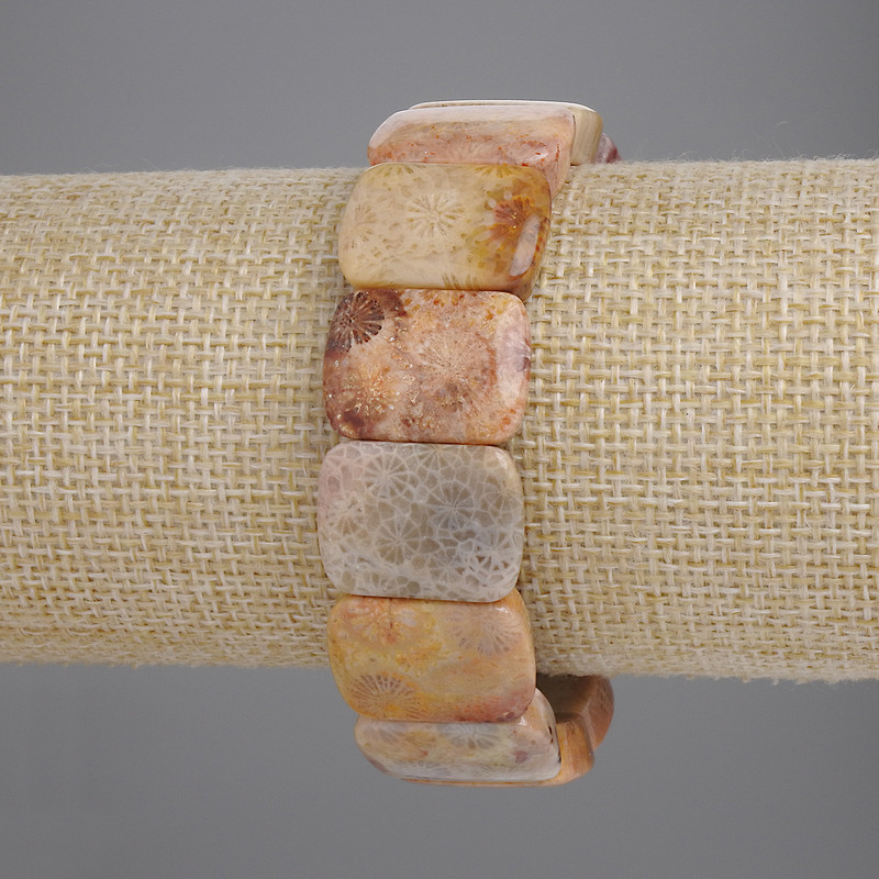 Brățară din coral fosil, zale, diametrul aproximativ 20×15 mm, lungime 18 cm, elastică
