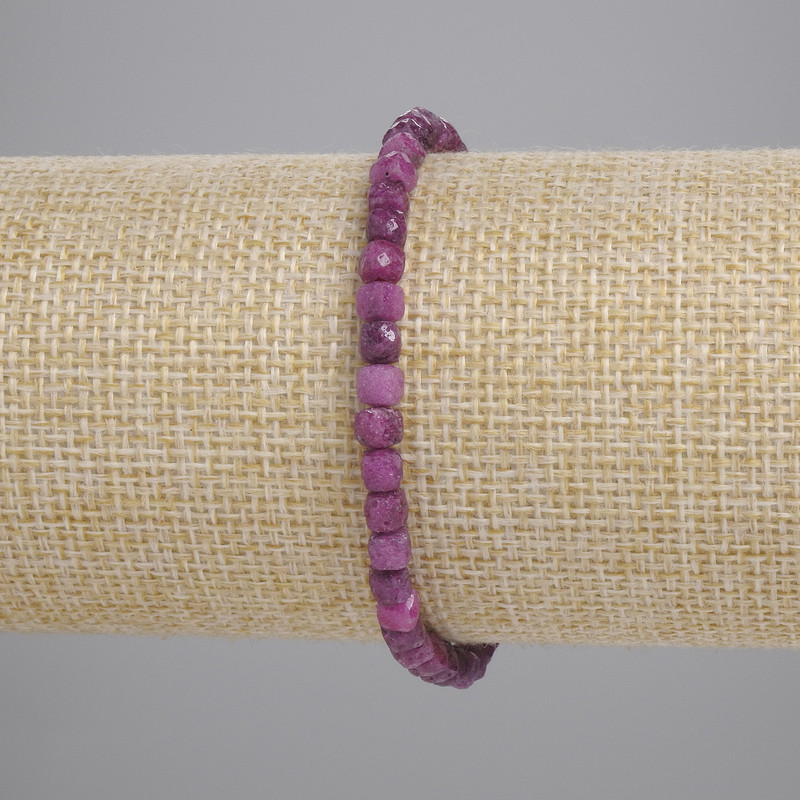 Brățară din rubin facetat, cuburi 4x4 mm, lungime 18 cm, pe elastic