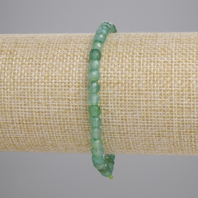 Brățară din agat verde, cuburi facetate, diametrul aproximativ 4–5 mm, lungime 18 cm, șnur elastic