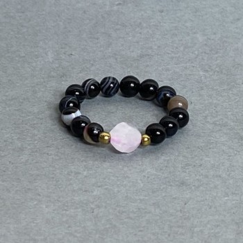 Inel din agat cu mărgele granulate, diametru aproximativ 4 mm; cuarț roz multifacetat 6x5 mm; șnur elastic