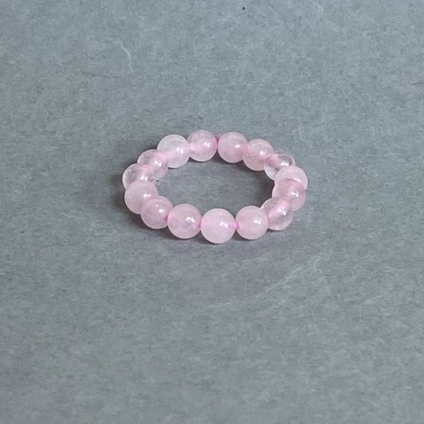 Inel din cuarț roz, mărgea netedă, diametru aproximativ 4 mm, pe bază elastică