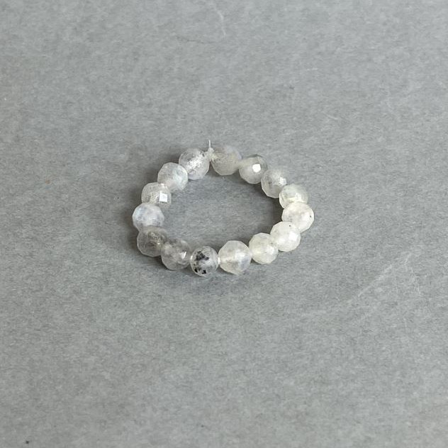 Inel din labradorit, bilă facetată, diametru aproximativ 4 mm, pe bandă elastică