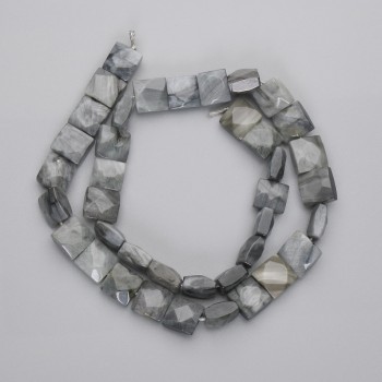 Mărgele cu ochiul de șoim, tăiate pătrate, diametrul 9–10 mm, lungime aproximativă 39 cm, pe șnur