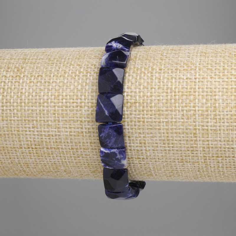 Brățară din sodalit cu fațete pătrate, diametru aproximativ 8,5–10 mm, lungime 18 cm, pe elastic