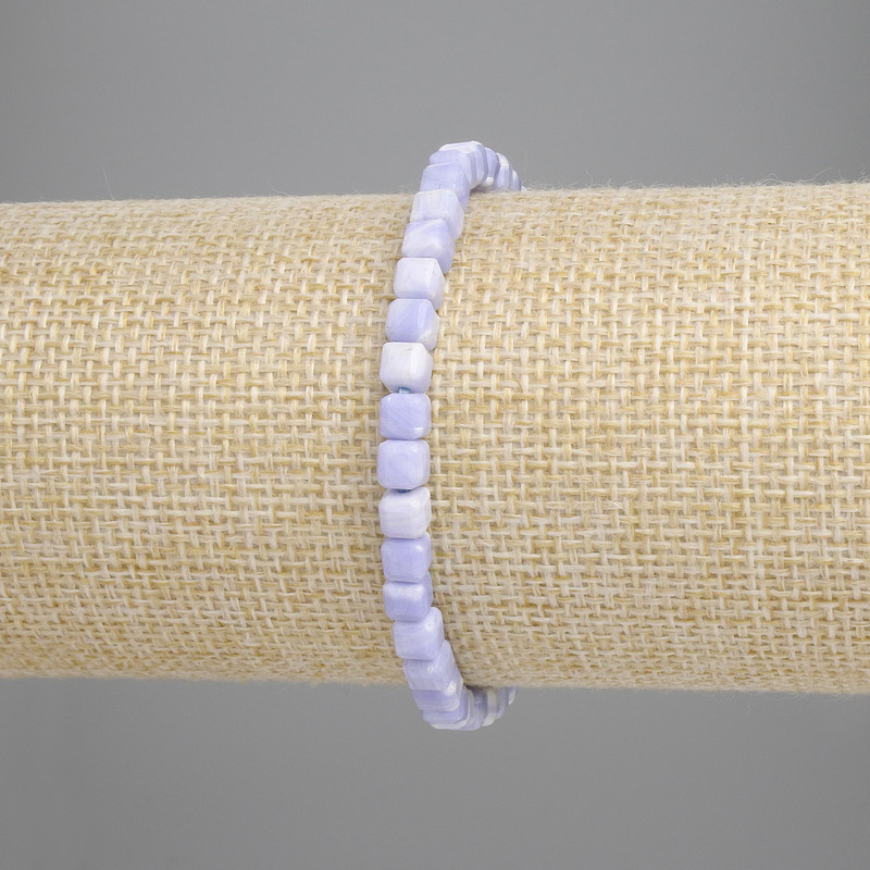 Brățară din agat albastru deschis, cuburi facetate, diametrul 4×4 mm, lungime 18 cm, elastic