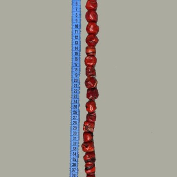 Mărgele din coral natural, fațetate, sortiment de dimensiuni, diametre asortate: 12–20×18–24 mm, greutate aproximativă 258 g, lungime 42 cm, pe fir