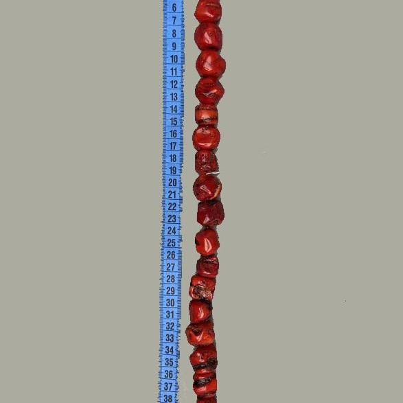 Mărgele din coral natural, fațetate, sortiment de dimensiuni, diametre asortate: 12–20×18–24 mm, greutate aproximativă 258 g, lungime 42 cm, pe fir