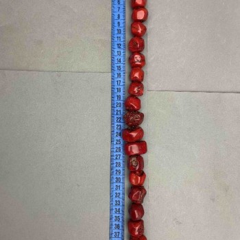 Mărgele din coral natural, tăiate, asortiment de dimensiuni, diametre asortate 12–20 mm × 18–24 mm, greutate aproximativă 288 g, lungime 42 cm, pe fir
