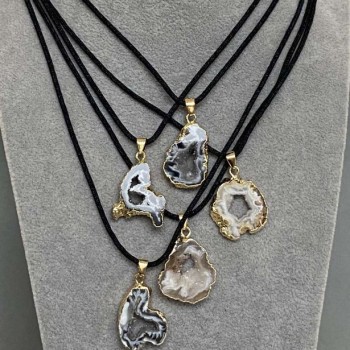 Pandantiv din agat cu druzy tăiat, 23-25 x 20-22 mm, lungime 32-37 mm ±, mărimi asortate pe șnur, lungime 56 cm ±, reglabil