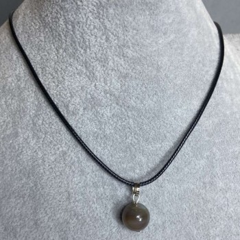 Pandantiv din agată, formă de sferă, diametrul aproximativ 12 mm, pe șnur, lungime 60 cm + lanț de 5 cm