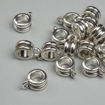 Furnitură bail, culoare metalică argintie, dimensiuni 9×4 mm ±, găuri de 2 mm ±, diametru 4,8 mm ±, ambalaj 19 buc.