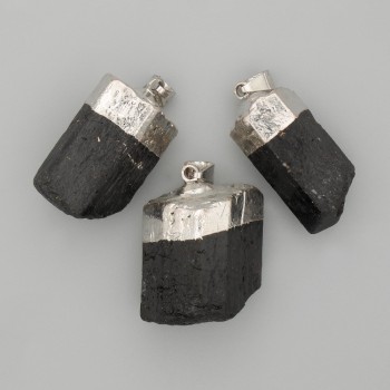 Pandantiv din turmalină brută, piatră naturală, diametru aproximativ ~28×18 mm, lungime 45 mm