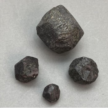 Granat natural neprelucrat, piatră, diametru 12-35x10-30x10-30 mm +/- (dimensiuni asortate) (Preț pentru 100 g)