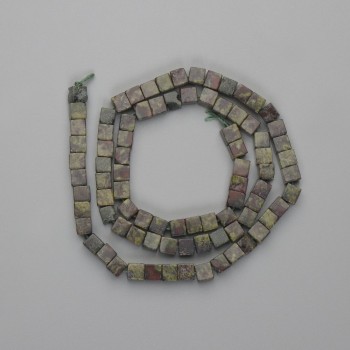 Mărgele din jasper „Sânge de dragon” cubice, diametrul 4,5×4,5 mm, lungime 39 cm, pe șnur