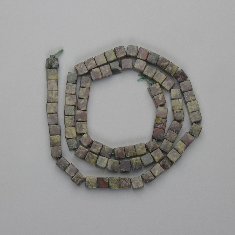 Mărgele din jasper „Sânge de dragon” cubice, diametrul 4,5×4,5 mm, lungime 39 cm, pe șnur