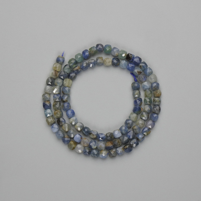 Mărgele din cianit, cuburi tăiate 4x4 mm, lungime aproximativă 39 cm, pe fir
