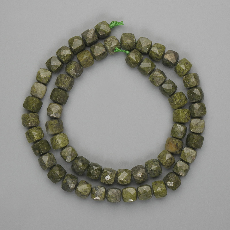 Mărgele serpentină facetate, în formă de cuburi 7×7 mm, lungime aproximativă 39 cm, pe șnur