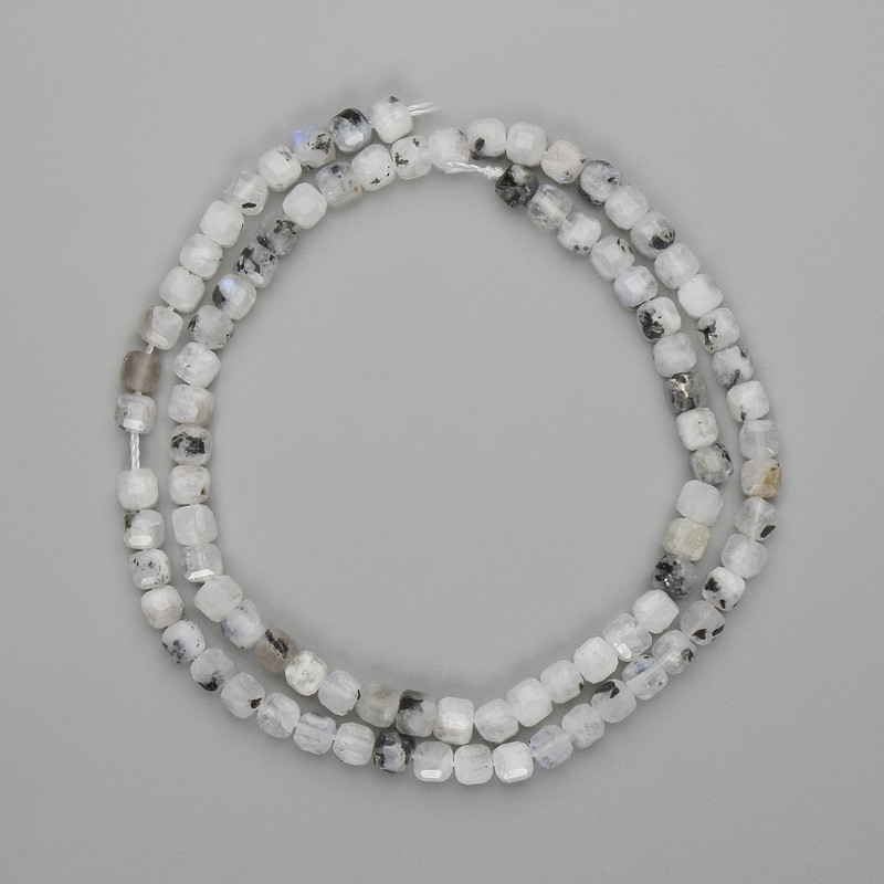 Mărgele de adular facetate cubice 4x4 mm, lungime 38 cm, pe fir