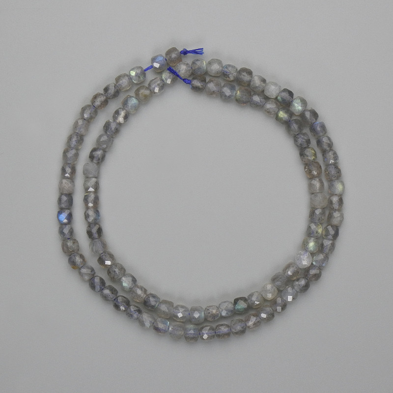 Mărgele din labradorit, cuburi facetate 4x4 mm, lungime aproximativă 39 cm, pe șnur