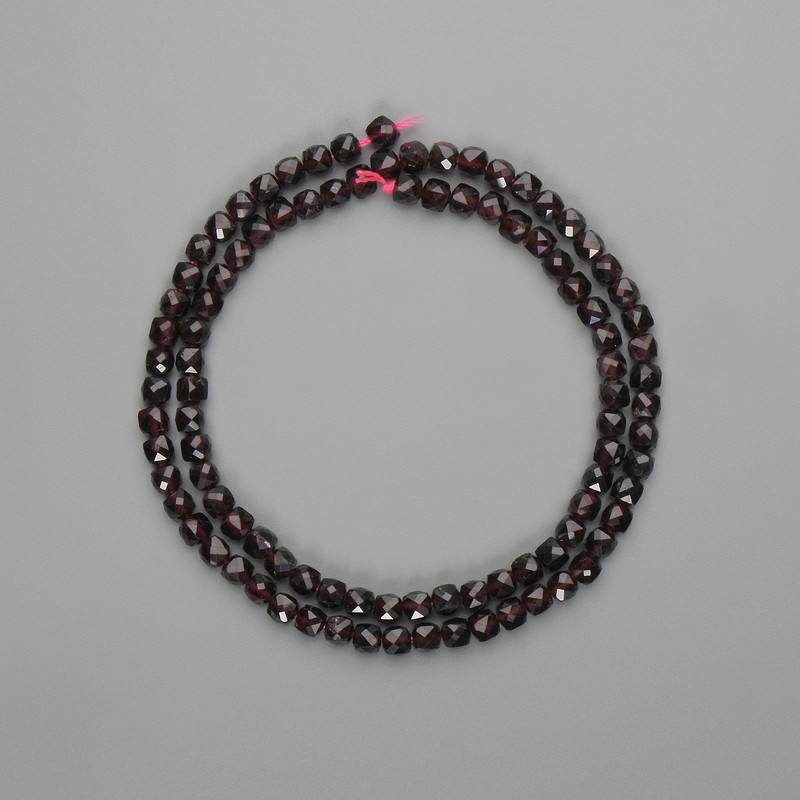 Mărgele din granat, cuburi tăiate 4x4 mm, lungime 39 cm