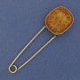 Broșă cu ac din chihlimbar artificial, 76×22 mm ± culoare metalică aurie