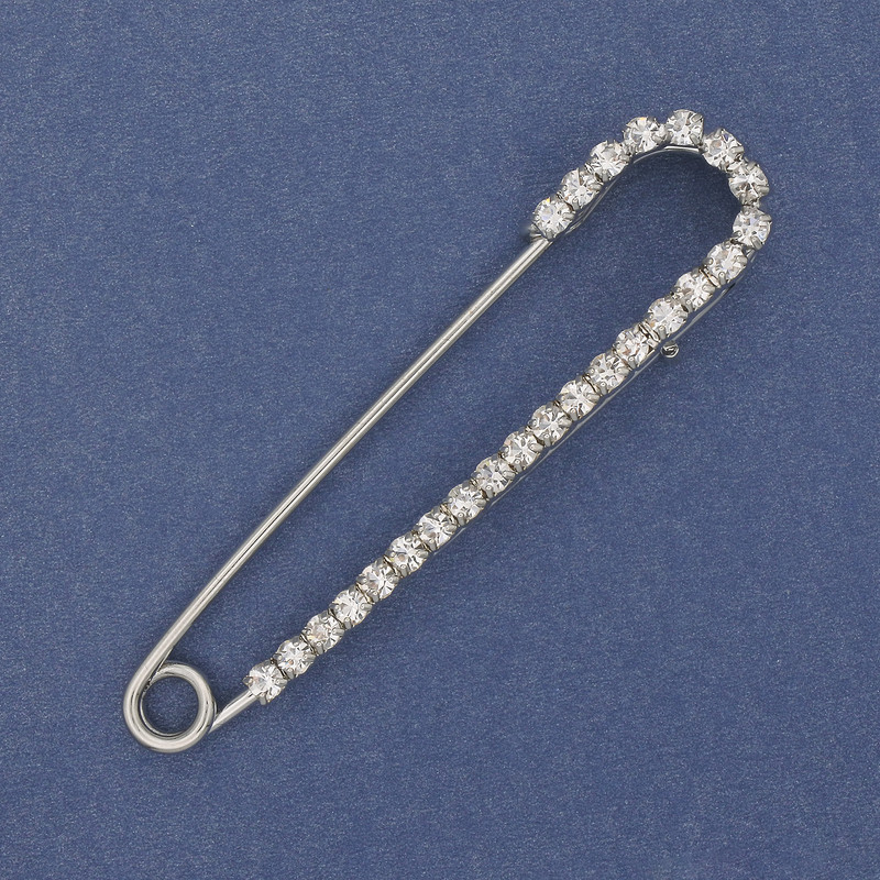 Broșă cu ac și strasuri albe, 72x16 mm, metal argintiu