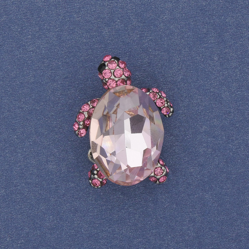 Broșă-pendulă «Țestoasă» cu cristal roz, strasuri, metal argintiu 25×18 mm+