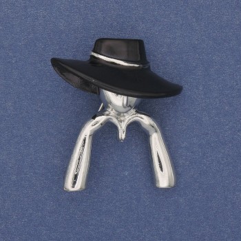 Broșă Fată în pălărie neagră, metal argintiu 34×30 mm+