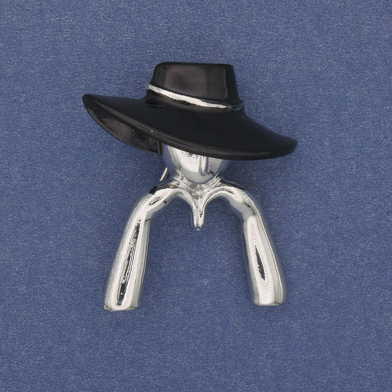 Broșă Fată în pălărie neagră, metal argintiu 34×30 mm+