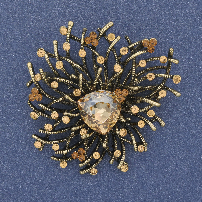 Broșă cu pandantiv «Accent» — cristal galben central, strasuri galbene, metal auriu, 47×42 mm+